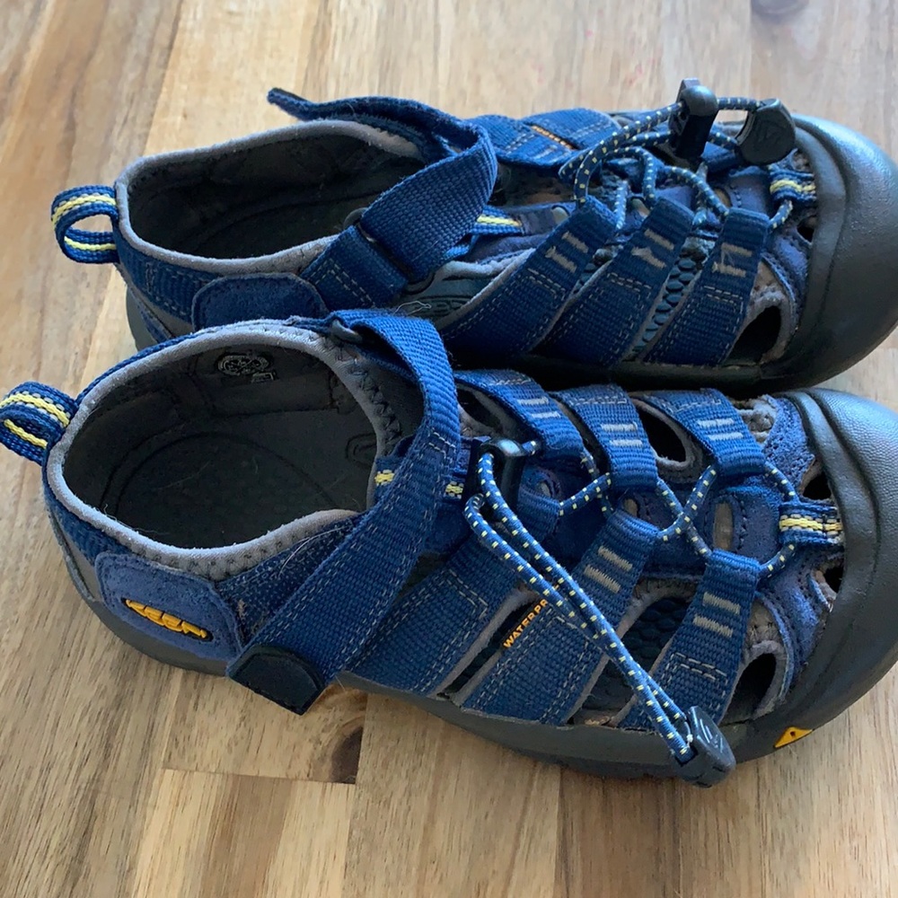 Boys size 2 Keen Sandals, excellent used condition